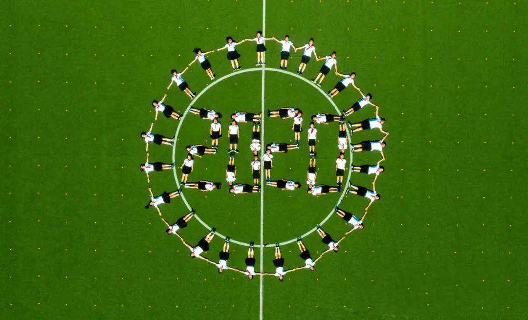 小學(xué)畢業(yè)紀念冊應(yīng)該怎么制作？